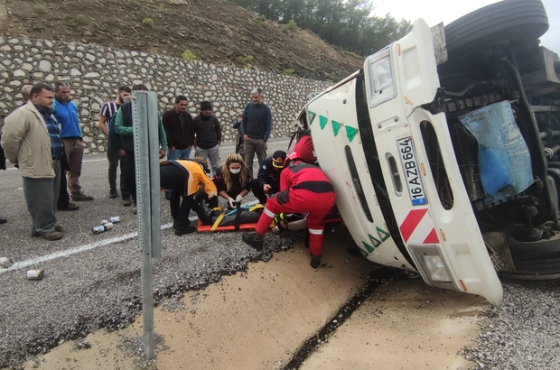 Muğla'da devrilen kamyonun sürücüsü yaralandı