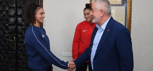 Ispartalı milli güreşçiler Belediye Başkanı Şükrü Başdeğirmen'i ziyaret et...