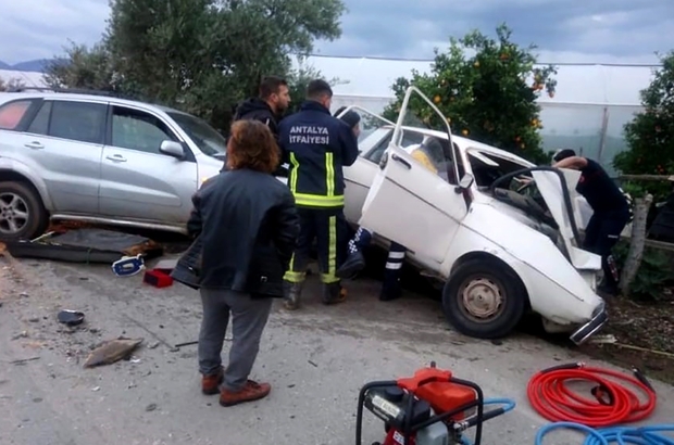 Antalya'daki trafik kazasında 2 kişi öldü, 3 kişi yaralandı