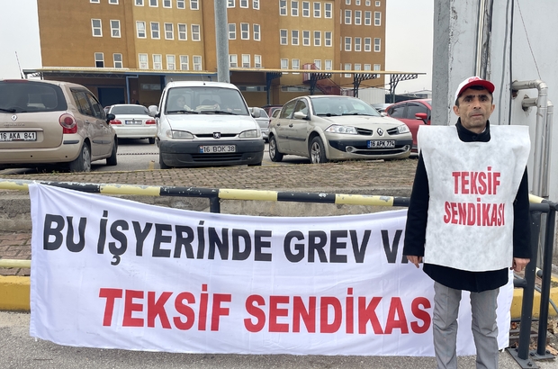 Bursa'da bir tekstil fabrikasında çalışan işçiler greve gitti