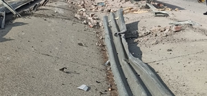Akşehir'de devrilen tırın sürücüsü yaralandı 