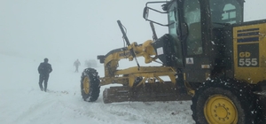 Bayburt'ta kar nedeniyle yolda mahsur kalan sürücü kurtarıldı