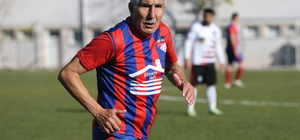 73 yaşındaki futbolcu yeşil sahalarda top koşturuyor