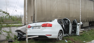 Samsun'da otomobilin park halindeki tıra çarptığı kazada 3 kişi yaralandı