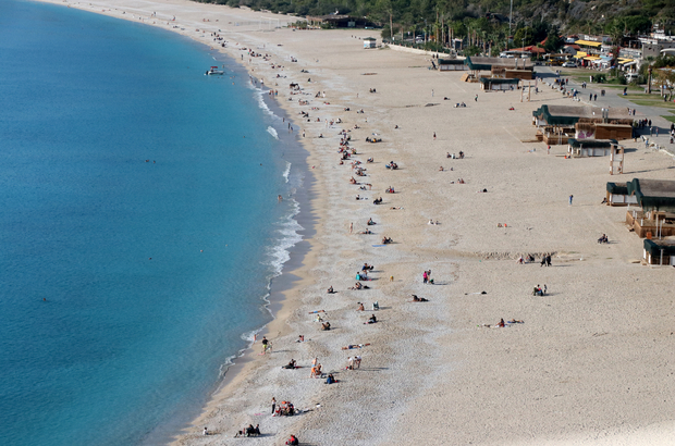 Fethiye ve Marmaris'te güneşli hava sahilleri hareketlendirdi