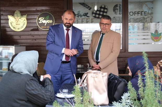 Orhaneli Belediye Başkanı Aykurt kadınlara kahve ikram etti
