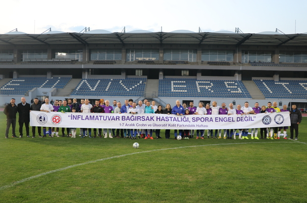 İzmir'de bağırsak hastalığına dikkat çekmek isteyen doktorlar ve hastaları futbol maçı yaptı