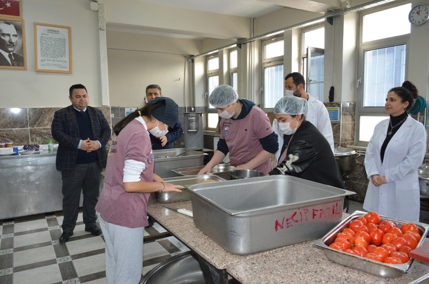 Soma'da meslek liseliler 1600 öğrenciye yemek hazırlıyor