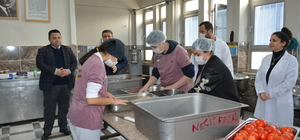 Soma'da meslek liseliler 1600 öğrenciye yemek hazırlıyor