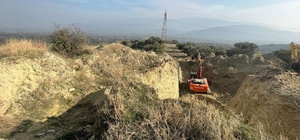 Aydın'da "oda mezar" çevresinde kepçeyle kaçak kazı yapan 4 zanlı yakalandı