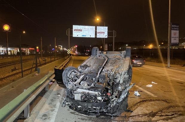 Bursa'da aydınlatma direğine çarpıp takla atan otomobildeki 3 kişi yaralandı