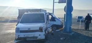 Ağrı'da kamyonetle çarpışan hafif ticari araçtaki 5'i öğretmen 6 kişi yaral...