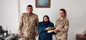 Ordu'da 75 yaşındaki Fatma nine ördüğü çorapları Mehmetçiğe gönderdi