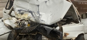 Burdur'da tırla çarpışan otomobildeki bir kişi öldü, bir kişi yaralandı