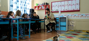 Sanatçı Yusuf Güney, İzmir'deki "Patili Okulu" ziyaret etti