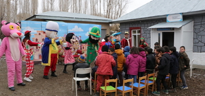 Gönüllü gençler kırsaldaki çocukları tiyatro ile tanıştırıyor