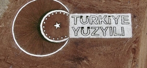 Kırşehir'de Kervansaray Dağı'na fidan ve taşla "Türkiye Yüzyılı" yazıldı