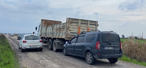 Hatay'da kamyona çarpan otomobilin sürücüsü yaralandı