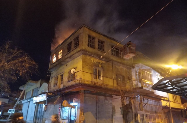 Manisa’da tarihi çarşıdaki iş yerinde çıkan yangın hasara neden oldu