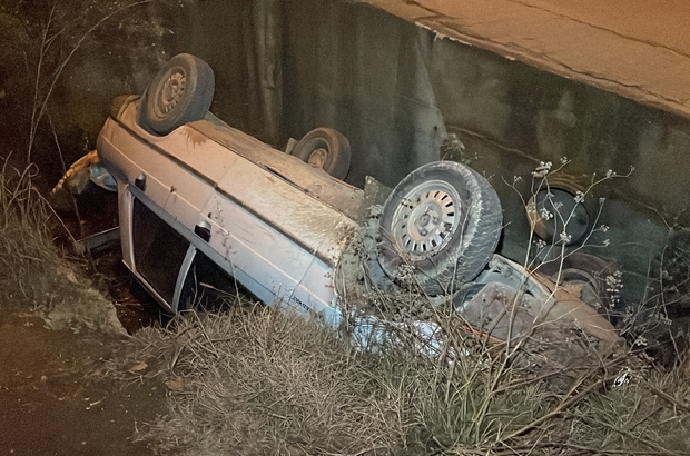 Karabük'te devrilen otomobildeki kadın yaralandı