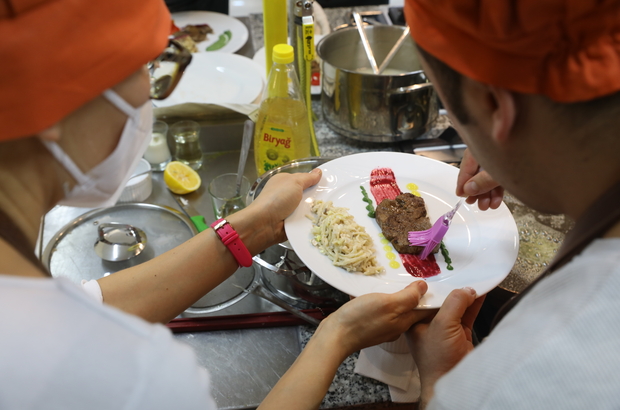 Tekirdağ'da aşçılık kursu bitiren kursiyerler en güzel yemeği yapmak için yarıştı