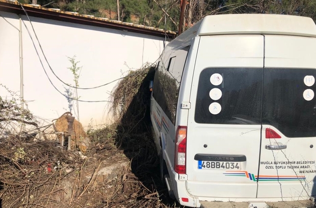 Marmaris'te iş yerinin duvarına çarpan minibüsteki 6 kişi yaralandı