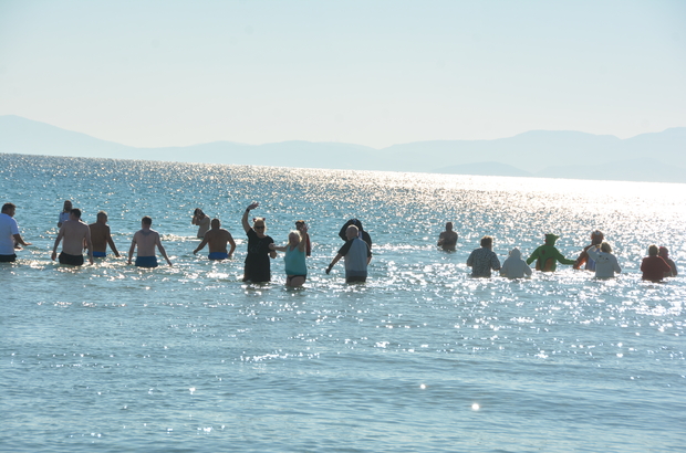 Didim'deki İngilizler, "Boxing Day"i denize girerek kutladı