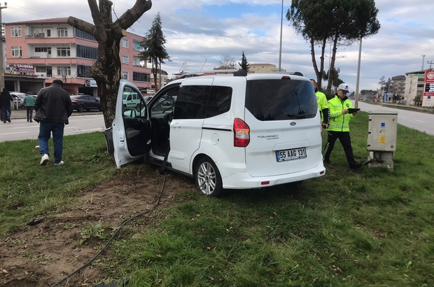 Çarşamba'da ağaca çarpan hafif ticari aracın sürücüsü yaralandı