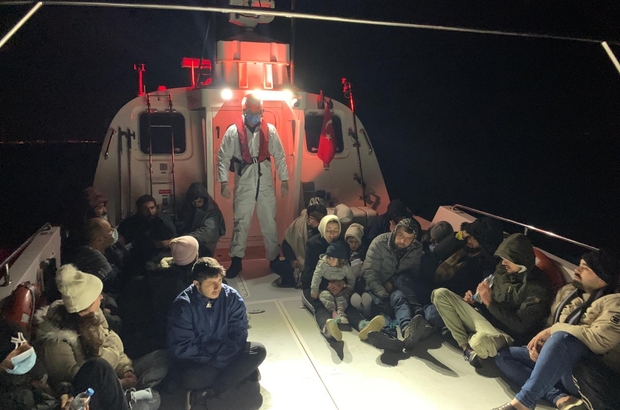 Aydın açıklarında Türk kara sularına itilen 39 düzensiz göçmen kurtarıldı