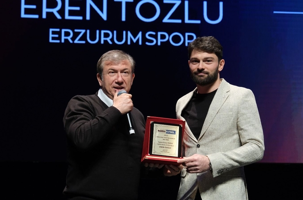 Erzurumsporlu futbolcu Eren Tozlu, Spor Toto 1. Lig'de "Yılın santraforu" seçildi