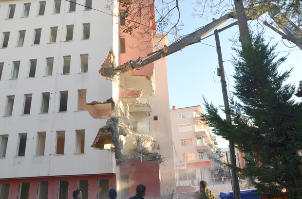 Kocaeli'de deprem dayanıklılık testini geçemeyen hükümet konağı yıkılıyor