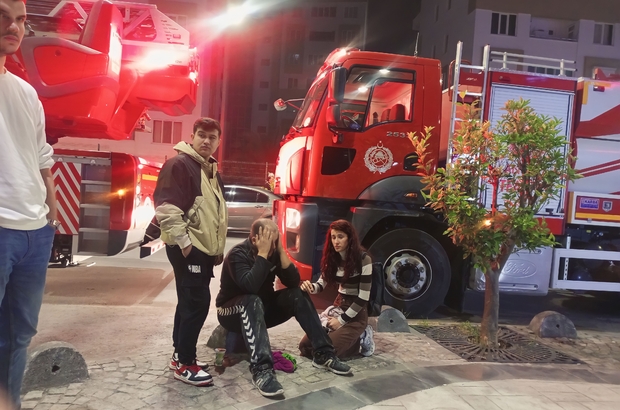 Antalya'da kafede çıkan yangında 3 kişi dumandan etkilendi