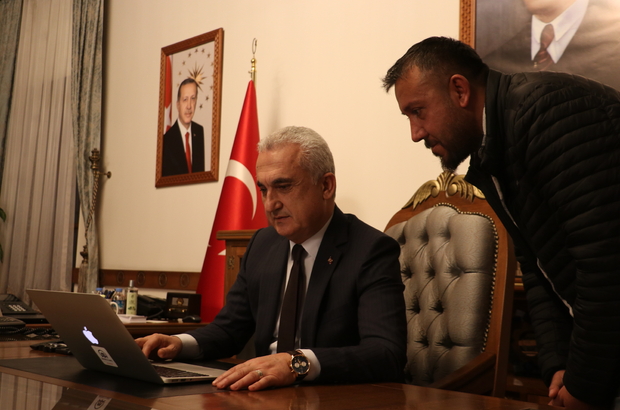 Kastamonu Valisi Çakır, AA'nın "Yılın Fotoğrafları" oylamasına katıldı