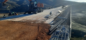 Tunceli'de 4 ilçenin ulaşımı kolaylaştıracak Singeç Köprüsü'nde sona gelind...