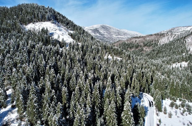Kastamonu'da karla kaplanan Yaralıgöz Dağı dron ile görüntülendi