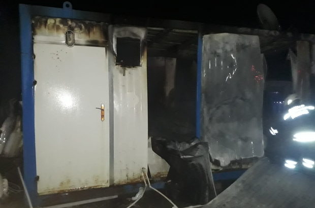 Salıpazarı'nda cezaevi inşaatı şantiyesindeki konteyner yandı