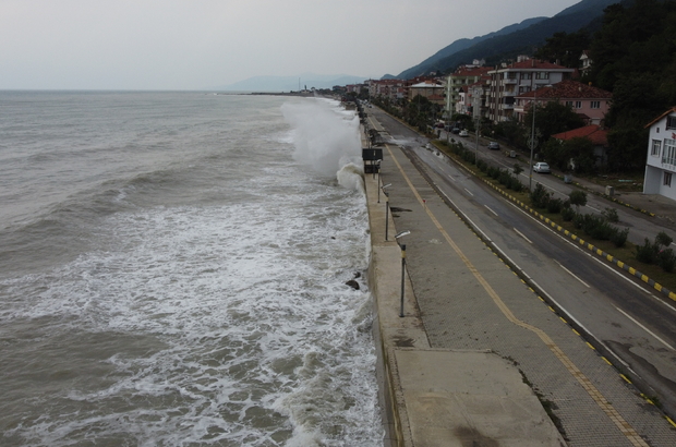 Kastamonu'da dalgalar sahilde hasara neden oldu