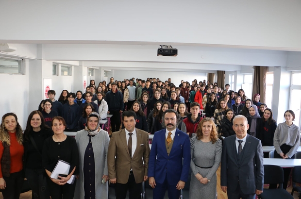 Hasan Erbil Eğitim Merkezi Başkanı Uğur Özbek lise öğrencileriyle buluştu