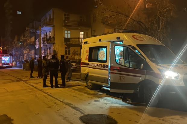 Kayseri'de bir apartmanda çıkan yangında 3 kişi dumandan etkilendi