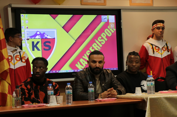 Kayserisporlu futbolcular Mane ve Uzodimma, öğrencilerle bir araya geldi