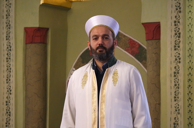 Bursa'da imam, namazda babasının geride bıraktığı engelli çocuğu ön safa aldı