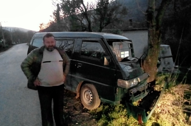 Kocaeli'de ağaca çarpan minibüsteki 2 kişi yaralandı