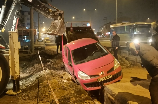 Kocaeli'de bir otomobil altyapı çalışmaları için açılan çukura düştü