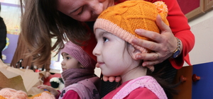 Gönüllü kadınların ördüğü atkı ve bereler çocuklara dağıtıldı