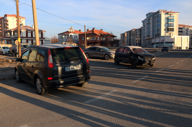Sivas'ta iki otomobilin çarpıştığı kazada 6 kişi yaralandı