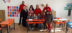 Niğde'de Türk Kızılay köy okullarındaki öğrencilere mont dağıttı