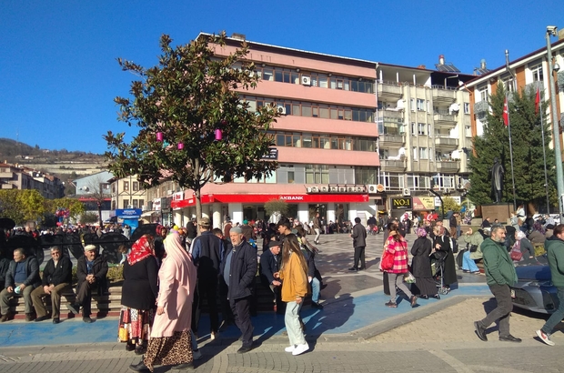 Devrek'te sıcak havayı fırsat bilenler cadde ve parkları doldurdu ...