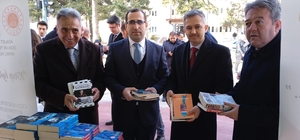 Yalvaç'ta "Kitap İyileştirir" kampanyası devam ediyor