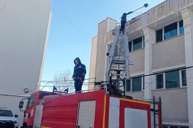 Özalp'ta çatılardaki buz sarkıtları temizlendi