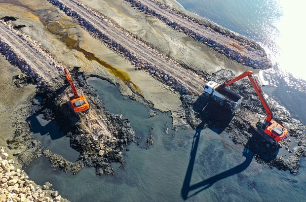 Van Gölü'nün zemininden 730 bin metreküp dip çamuru ve balçık çıkarıldı